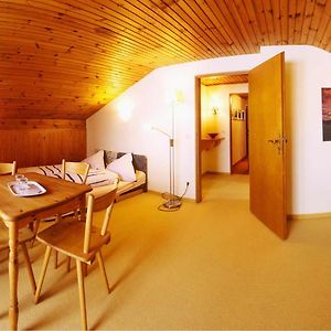 Zimmer mit Kingsize-Bett