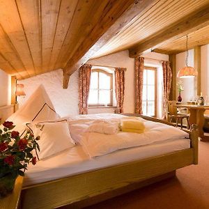 Zimmer mit Kingsize-Bett